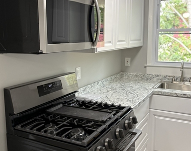 429 Thompson Avenue - Photo Thumbnail 5