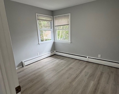 429 Thompson Avenue - Photo Thumbnail 4