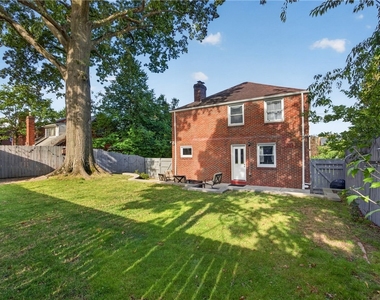1542 Hawthorne St - Photo Thumbnail 4