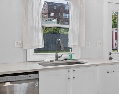 1542 Hawthorne St - Photo Thumbnail 13