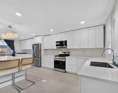 1542 Hawthorne St - Photo Thumbnail 11