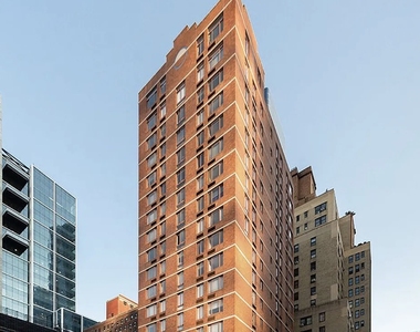 9th Ave & West 35th Street - Photo Thumbnail 1