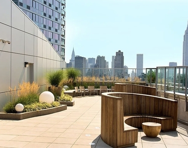 9th Ave & West 35th Street - Photo Thumbnail 4