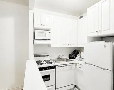 417 West 52nd Street - Photo Thumbnail 3