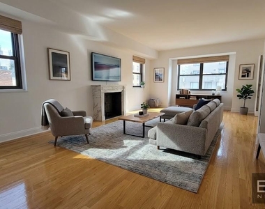 East 86th Street - Photo Thumbnail 3