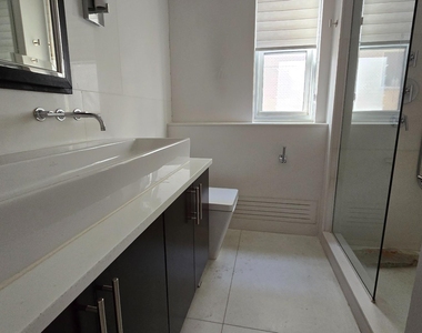 East 86th Street - Photo Thumbnail 12