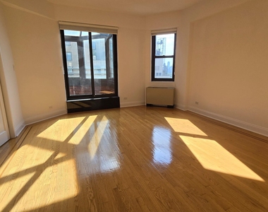 East 86th Street - Photo Thumbnail 8