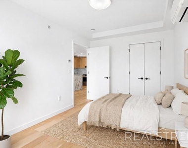 105 Rogers Avenue - Photo Thumbnail 8