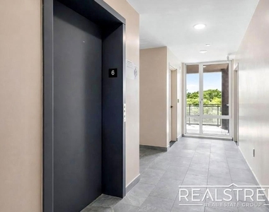 105 Rogers Avenue - Photo Thumbnail 15