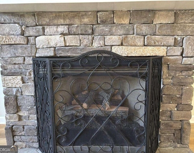 331 Wildwood Circle Se - Photo Thumbnail 2