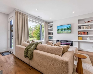 337 Pine Street Ne - Photo Thumbnail 2