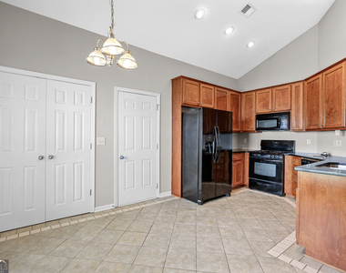 35 Bedford Park Drive - Photo Thumbnail 17