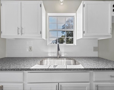 737 Carlton Street Se - Photo Thumbnail 10