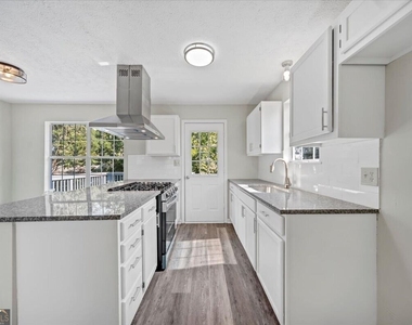 737 Carlton Street Se - Photo Thumbnail 8