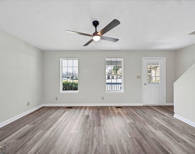 737 Carlton Street Se - Photo Thumbnail 4