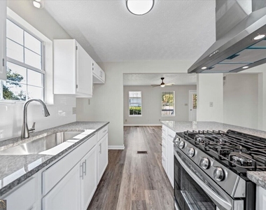 737 Carlton Street Se - Photo Thumbnail 9