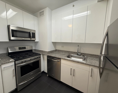West 37th Street - Photo Thumbnail 3