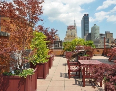 West 35th Street - Photo Thumbnail 4