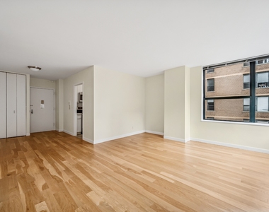 West 87th Street - Photo Thumbnail 3