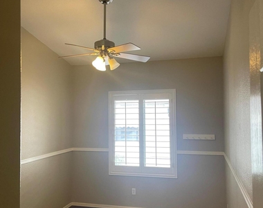 6668 W Rose Garden Lane - Photo Thumbnail 8
