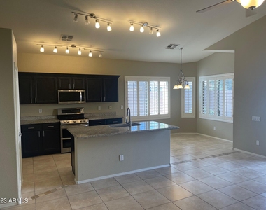 6668 W Rose Garden Lane - Photo Thumbnail 3