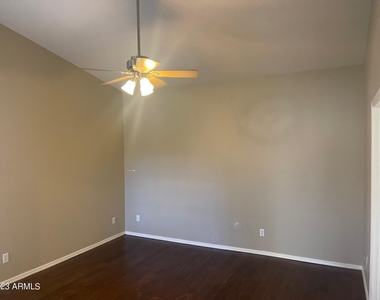 6668 W Rose Garden Lane - Photo Thumbnail 11