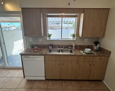 10537 W Coggins Drive - Photo Thumbnail 5