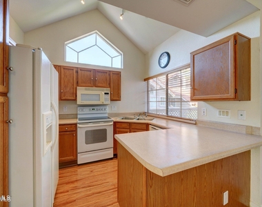 1633 E Lakeside Drive - Photo Thumbnail 8