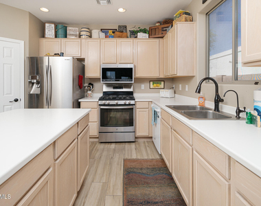 6037 W Robin Lane - Photo Thumbnail 7