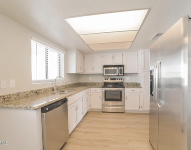 5006 W Torrey Pines Circle - Photo Thumbnail 3