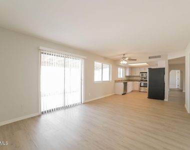5006 W Torrey Pines Circle - Photo Thumbnail 2