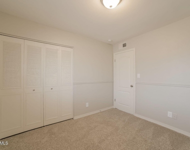 5006 W Torrey Pines Circle - Photo Thumbnail 13