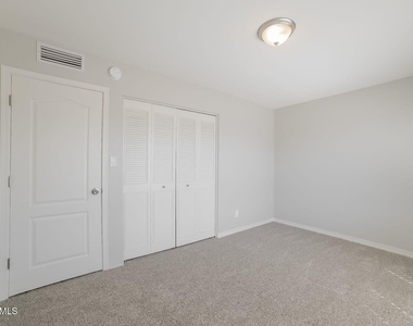 5006 W Torrey Pines Circle - Photo Thumbnail 10