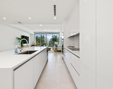 220 Lake Shore Drive - Photo Thumbnail 3