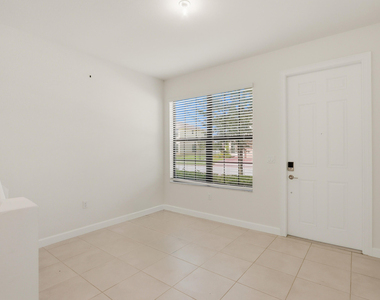 10021 W Villa Circle - Photo Thumbnail 5