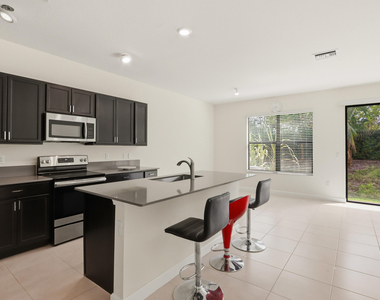 10021 W Villa Circle - Photo Thumbnail 6