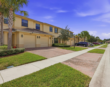 10021 W Villa Circle - Photo Thumbnail 1