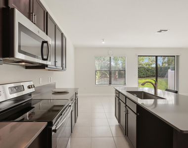 10021 W Villa Circle - Photo Thumbnail 7