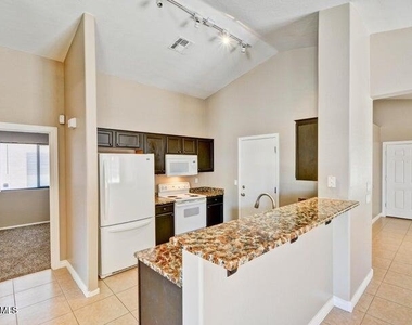 13726 W Peck Drive - Photo Thumbnail 8