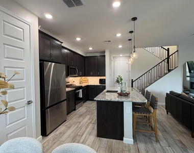 21083 N 58th Way - Photo Thumbnail 4