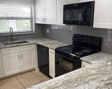 1201 Se Parkview Place - Photo Thumbnail 1