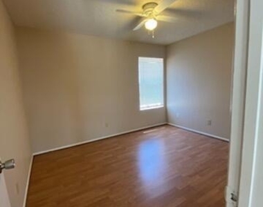 8750 W Grovers Avenue - Photo Thumbnail 12