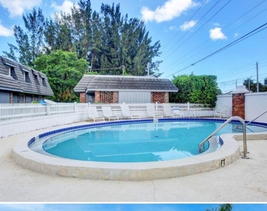 415 Pine Tree Court - Photo Thumbnail 2