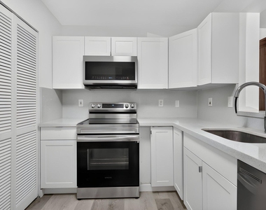 2731 Ocean Club Boulevard - Photo Thumbnail 3