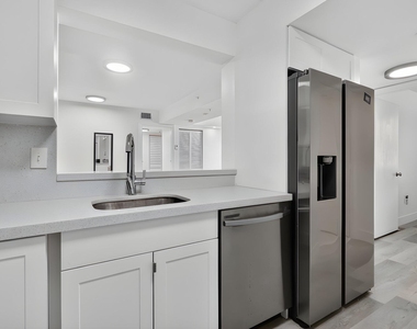 2731 Ocean Club Boulevard - Photo Thumbnail 4