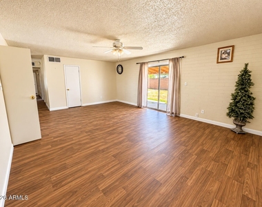 5723 N 62nd Avenue - Photo Thumbnail 3