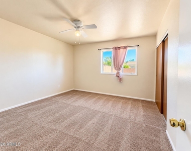 5723 N 62nd Avenue - Photo Thumbnail 9