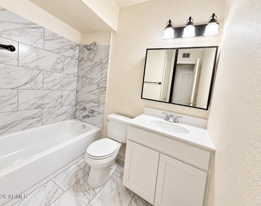 5723 N 62nd Avenue - Photo Thumbnail 5