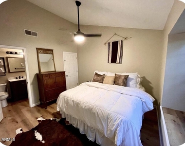 5704 E Aire Libre Avenue - Photo Thumbnail 9
