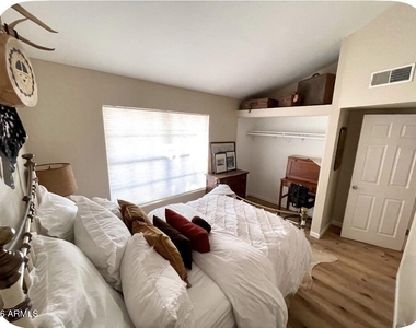 5704 E Aire Libre Avenue - Photo Thumbnail 8